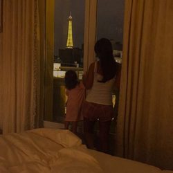 Daniella Semaan y su hija Lia contemplan la Torre Eiffel de noche