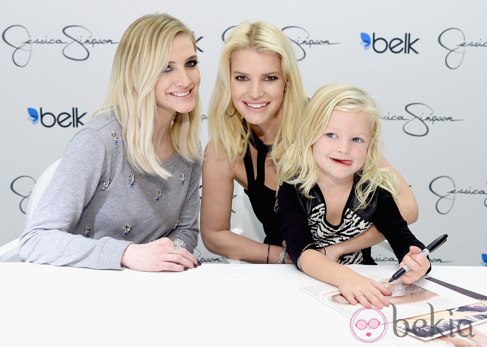 Ashlee y Jessica Simpson con Maxwell Drew Johnson en el Belk Galleria de Dallas