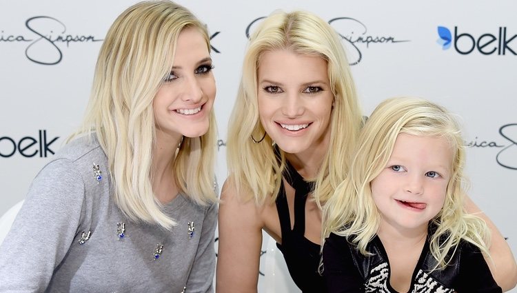 Ashlee y Jessica Simpson con Maxwell Drew Johnson en el Belk Galleria de Dallas