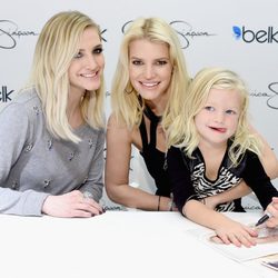 Ashlee y Jessica Simpson con Maxwell Drew Johnson en el Belk Galleria de Dallas