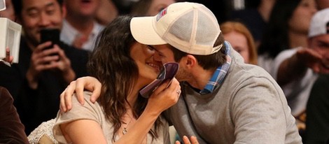 Mila Kunis y Ashton Kutcher se besan durante un partido de Los Angeles Lakers