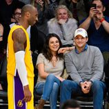 Mila Kunis y Ashton Kutcher disfrutan de un partido de Los Angeles Lakers