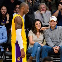 Mila Kunis y Ashton Kutcher disfrutan de un partido de Los Angeles Lakers