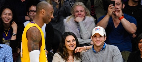 Mila Kunis y Ashton Kutcher disfrutan de un partido de Los Angeles Lakers