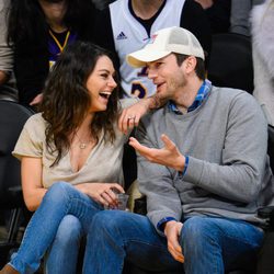 Mila Kunis y Ashton Kutcher, muy cómplices durante un partido de baloncesto