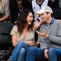 Mila Kunis y Ashton Kutcher, muy cómplices durante un partido de baloncesto