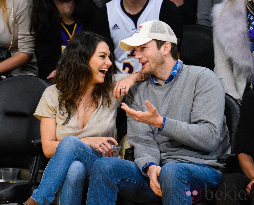 Mila Kunis y Ashton Kutcher, muy cómplices durante un partido de baloncesto