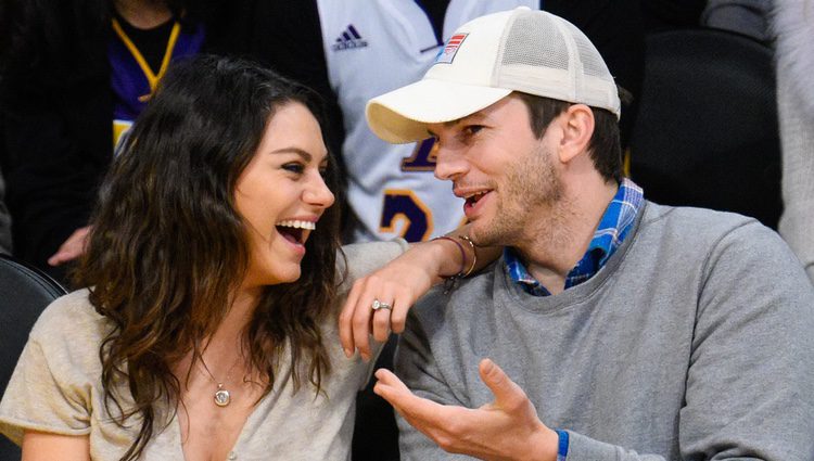 Mila Kunis y Ashton Kutcher, muy cómplices durante un partido de baloncesto