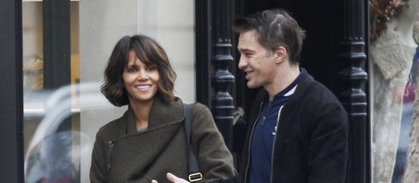 Halle Berry y su marido Olivier Martinez disfrutando de un paseo por París