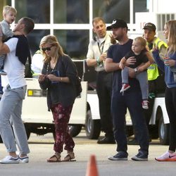 Reese Witherspoon acompañada por su marido Jim Toth y su hijo Tennessee en el aeropuerto de Miami