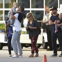 Reese Witherspoon acompañada por su marido Jim Toth y su hijo Tennessee en el aeropuerto de Miami