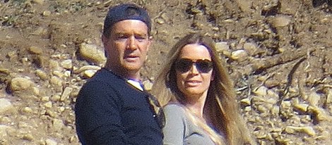 Antonio Banderas y Nicole Kimpel haciendo senderismo por El Caminito del Rey