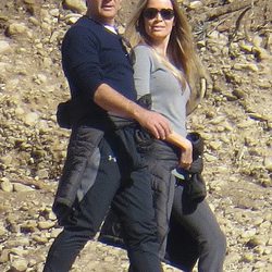 Antonio Banderas y Nicole Kimpel haciendo senderismo por El Caminito del Rey