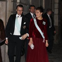 Victoria y Daniel de Suecia en una reunión de la Real Academia Sueca