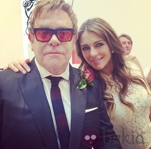 Elton John con Liz Hurley el día de su boda con David Furnish