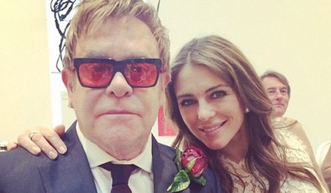 Elton John con Liz Hurley el día de su boda con David Furnish