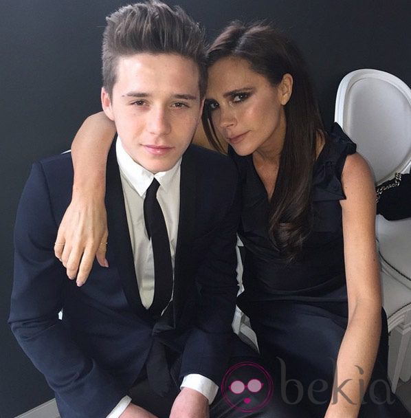 Brooklyn y Victoria Beckham el día de la boda de Elton John con David Furnish