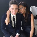 Brooklyn y Victoria Beckham el día de la boda de Elton John con David Furnish