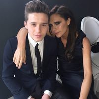 Brooklyn y Victoria Beckham el día de la boda de Elton John con David Furnish