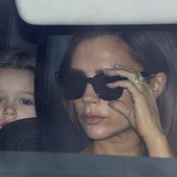 Victoria Beckham y Harper Seven el día de la boda de Elton John y David  Furnish