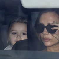 Victoria Beckham y Harper Seven el día de la boda de Elton John y David  Furnish