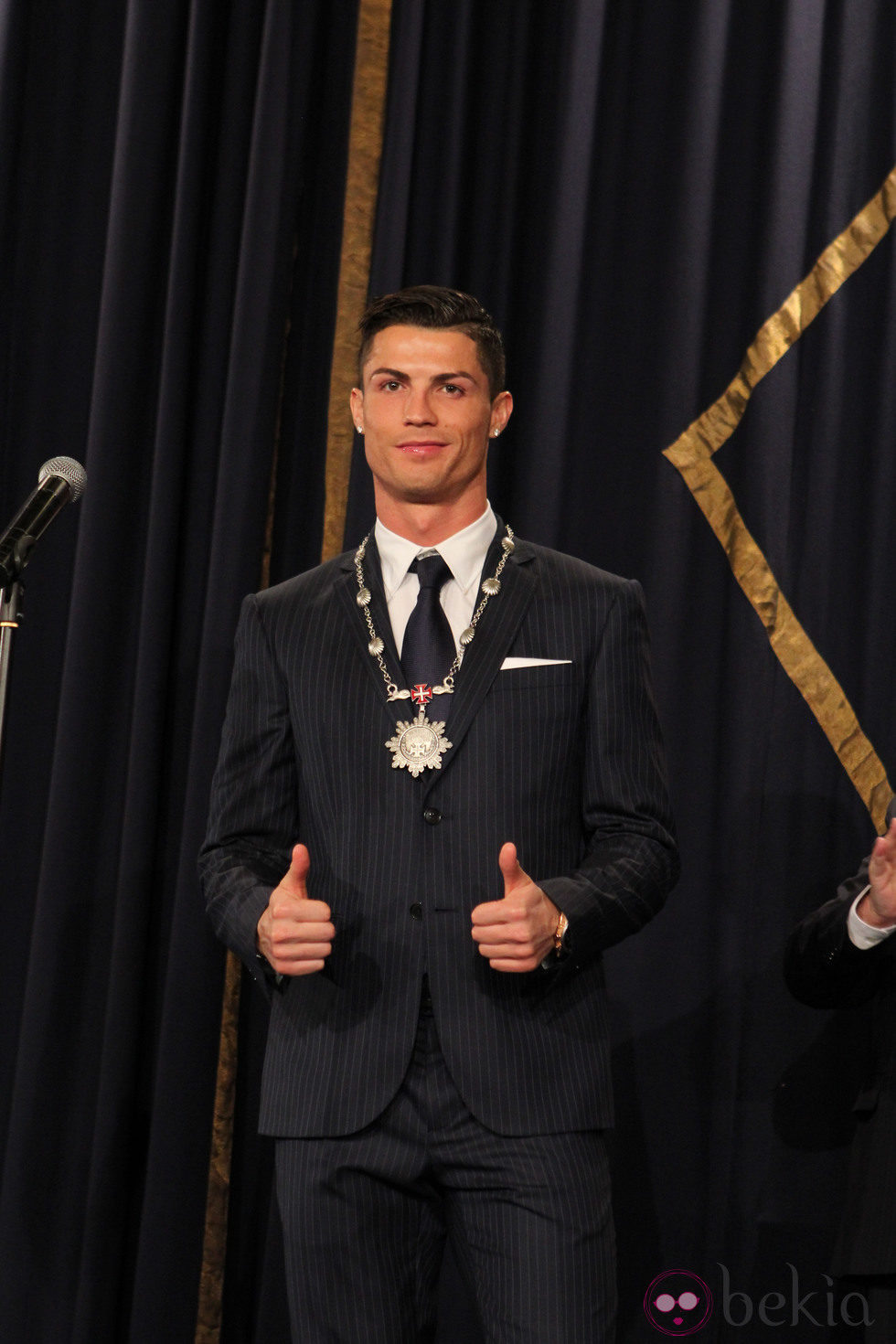 Cristiano Ronaldo recibiendo la Cordão Autonómico de Madeira