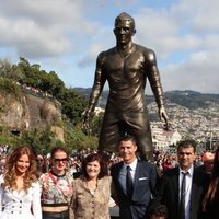 Cristiano Ronaldo y su familia junto a su estatua de bronce en Madeira