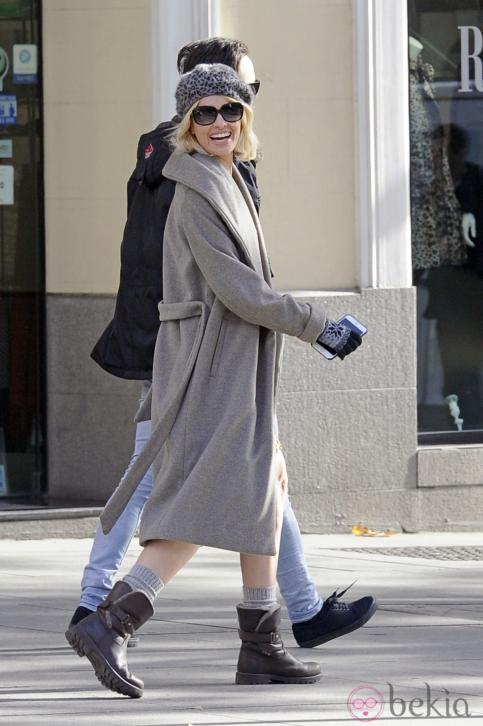 Adriana Abenia de compras navideñas por Madrid