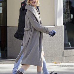 Adriana Abenia de compras navideñas por Madrid