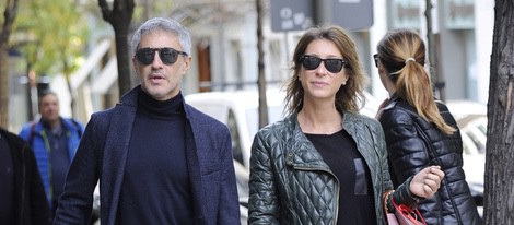 Sergio Dalma y su novia María Aguiñica, de compras por Madrid con su perro