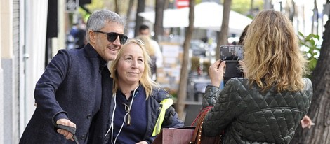 María Aguiñica haciendo una foto a su novio Sergio Dalma con una fan