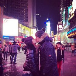 Marc Bartra y Melissa Jiménez besándose en Nueva York