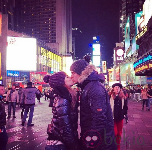 Marc Bartra y Melissa Jiménez besándose en Nueva York