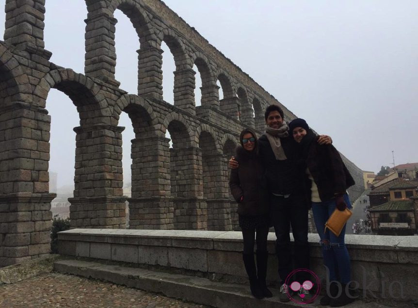 Ana Boyer y Fernando Verdasco con una amiga en el acueducto de Segovia