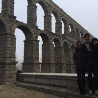 Ana Boyer y Fernando Verdasco con una amiga en el acueducto de Segovia