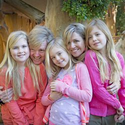 Los Reyes de Holanda, cariñosos con sus hijas en su posado navideño en Argentina