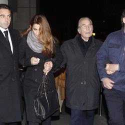 Enrique Ponce, Paloma Cuevas y Victoriano Valencia en el tanatorio de Victoriano Cuevas Díaz