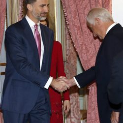 El Rey Felipe saluda a Alfonso Martínez de Irujo