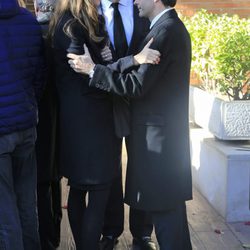 Margarita Vargas y Luis Alfonso de Borbón con Enrique Ponce en el funeral de Victoriano Cuevas