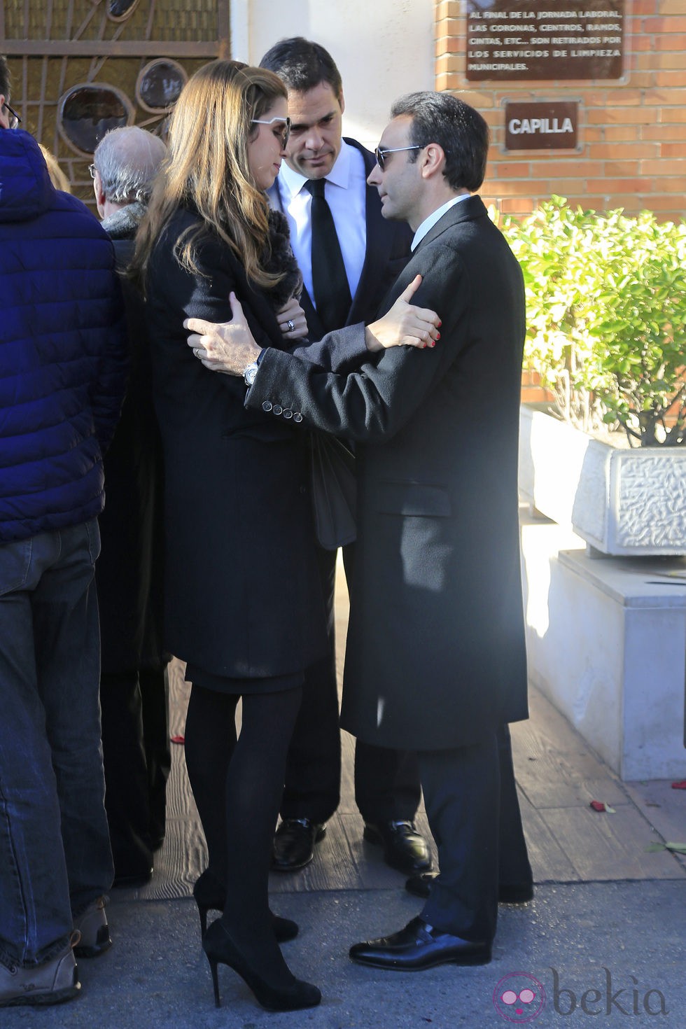 Margarita Vargas y Luis Alfonso de Borbón con Enrique Ponce en el funeral de Victoriano Cuevas