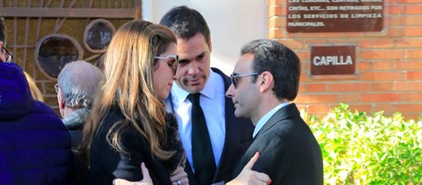 Margarita Vargas y Luis Alfonso de Borbón con Enrique Ponce en el funeral de Victoriano Cuevas