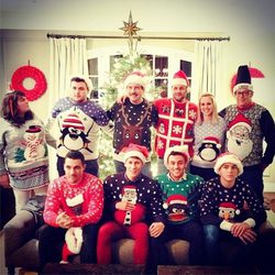 Tom Daley y su novio Dustin Lance Black celebran la Navidad con sus amigos