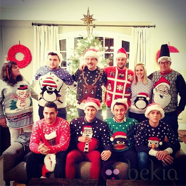 Tom Daley y su novio Dustin Lance Black celebran la Navidad con sus amigos