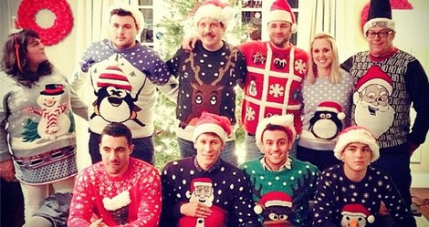 Tom Daley y su novio Dustin Lance Black celebran la Navidad con sus amigos