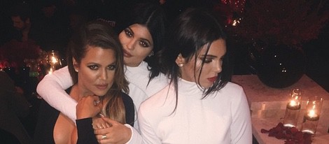 Khloe Kardashian, Kylie Jenner y Kendall Jenner posan juntas en su fiesta de Navidad