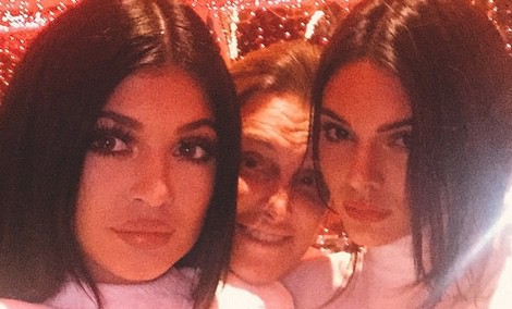 Bruce Jenner con sus hijas durante la fiesta de Navidad de Kris Jenner