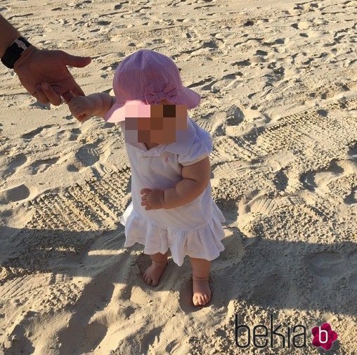 Primer paseo por la playa de Sophia Ecclestone Rutland