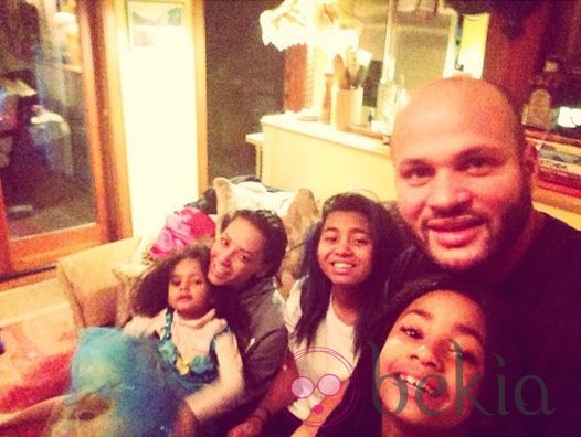 Melanie Brown y Stephen Belafonte celebrando la Navidad con su familia