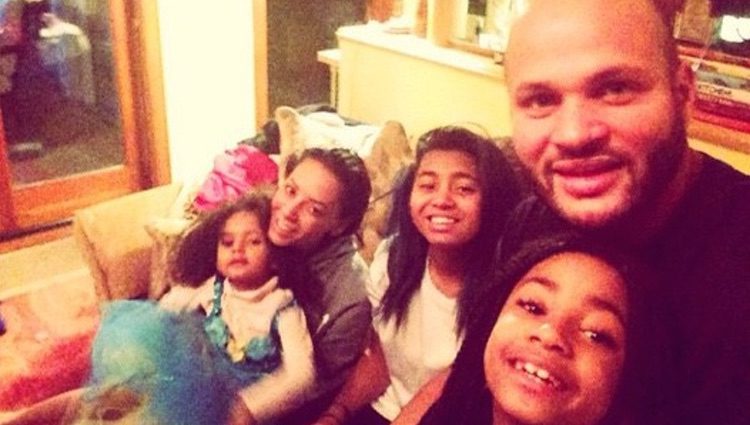 Melanie Brown y Stephen Belafonte celebrando la Navidad con su familia