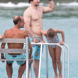 Mark Wahlberg en una plataforma durante sus vacaciones navideñas en Barbados